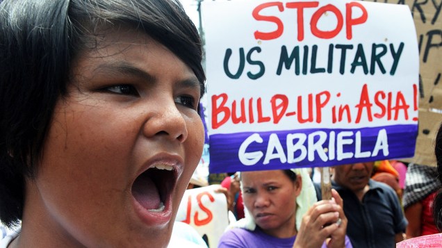 Manifestantes gritam em uma manifestação contra possível aumento da presença dos Estados Unidos no país, perto da embaixada dos Estados Unidos, em Manila, Filipinas