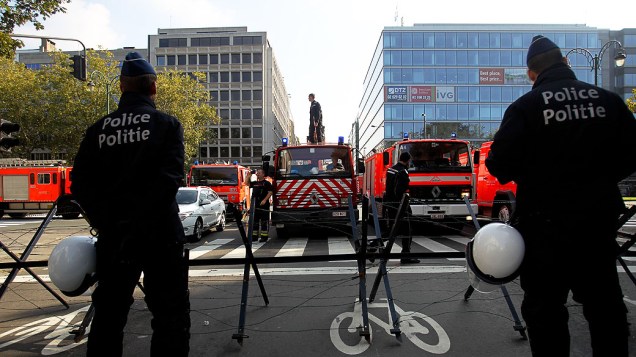 Bombeiros protestam em frente a residência do primeiro-ministro em Bruxelas com seus caminhões durante uma reunião de gabinete para discutir o orçamento. Os bombeiros estão pedindo mais verbas para o seu serviço, na Bélgica