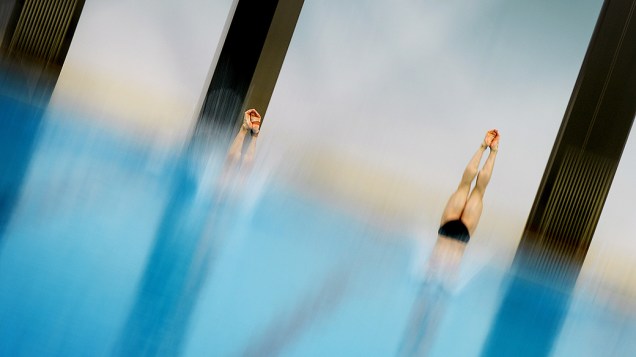 Atletas da Coreia do Norte competem para conquistar a medalha de bronze na plataforma sincronizada de 10 m durante a final dos Jogos da Ásia Oriental em Tianjin, na China