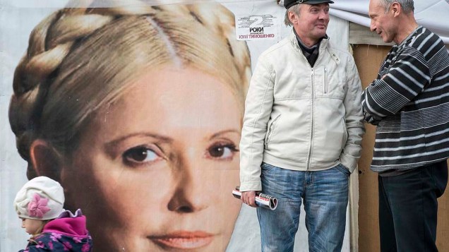 Partidários da ex-primeira-ministra ucraniana Yulia Tymoshenko conversam em um comitê no centro de Kiev. Atualmente Yulia está sendo julgada por um caso de fraude fiscal e foi indiciada por cumplicidade no assassinato de um deputado em 1996