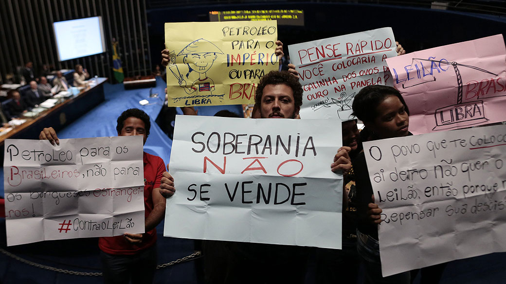 Protesto contra o leilão da área gigante de Libra, considerada a maior reserva de petróleo brasileira no pré-sal, durante uma sessão solene para marcar o 60º aniversário da Petrobras, em Brasília