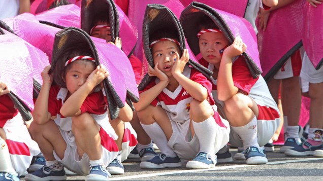 Em Taiwan, crianças ensaiam para o Dia Nacional comemorado em 10 de outubro
