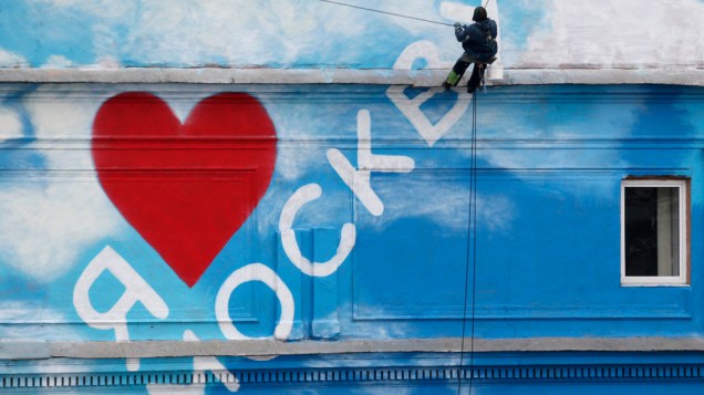 Trabalhador finaliza mural escrito Eu amo Moscou, na Rússia