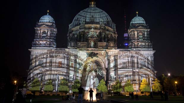 Teste de iluminação na catedral Berlim para o Festival das Luzes, na Alemanha