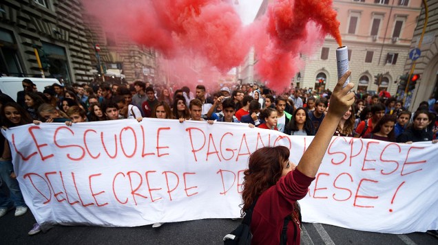 Estudantes protestam no centro da cidade de Roma, na Itália, contra cortes na educação