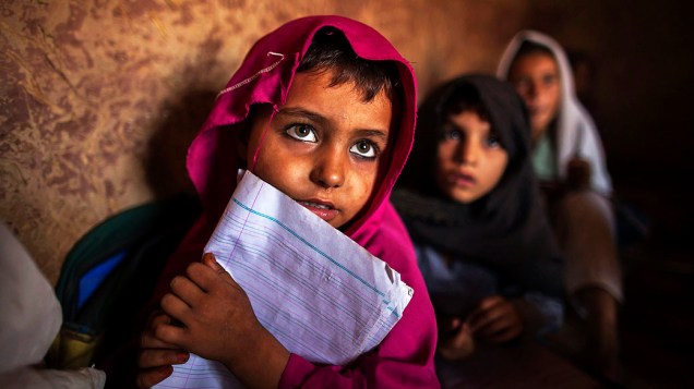 Menina frequenta escola em uma favela nos arredores de Islamabad, no Paquistão