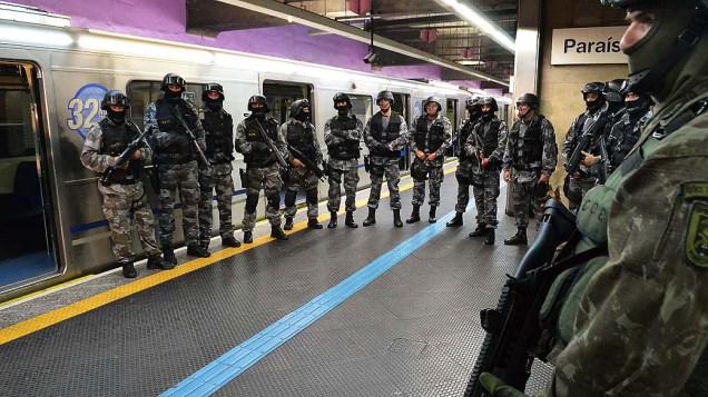 Policiais militares de São Paulo recebem treinamento antiterrorismo da polícia francesa dentro da estação Paraíso do metrô