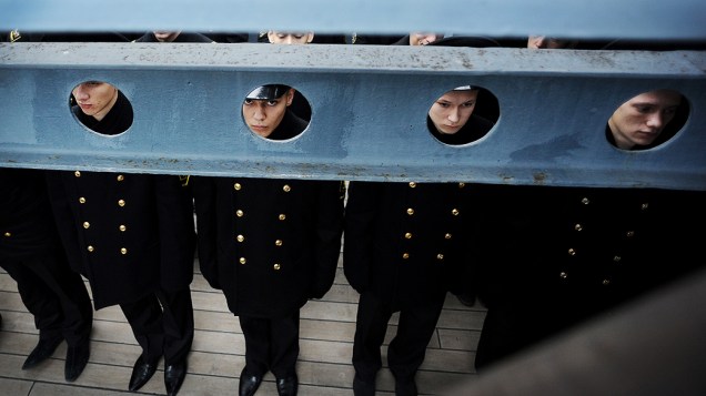 Cadetes da marinha russa participam da cerimônia juramento no convés do cruzador Aurora, um navio de guerra que se transformou em museu, em São Petersburgo nesta sexta-feira (11)