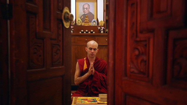 Um monge budista tibetano, de 37 anos, medita na frente de uma imagem do Dalai Lama no Centro Loseling, na Cidade do México. Ele é o primeiro Gueshe Lobsang Dawa (nome dado pelo mosteiro depois de cumprir promessas de monge), de nacionalidade mexicana, e fala espanhol