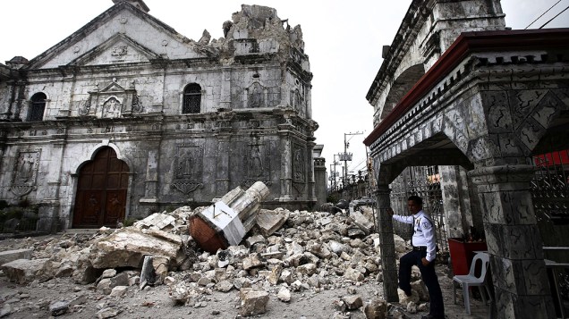 Uma igreja histórica ficou em ruínas após terremoto de 7,2 graus na escala Richter, na região central das Filipinas, nesta terça-feira (15)