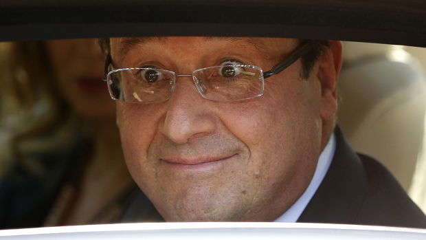 O presidente francês, François Hollande, ao sair da antiga casa de Nelson Mandela, que foi transformada em um museu em Soweto. A França emprestará 100 milhões de euros para financiar projetos de energia solar na África do Sul