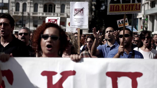 Em Atenas, professores do setor privado durante protesto contra as medidas de austeridade do governo grego