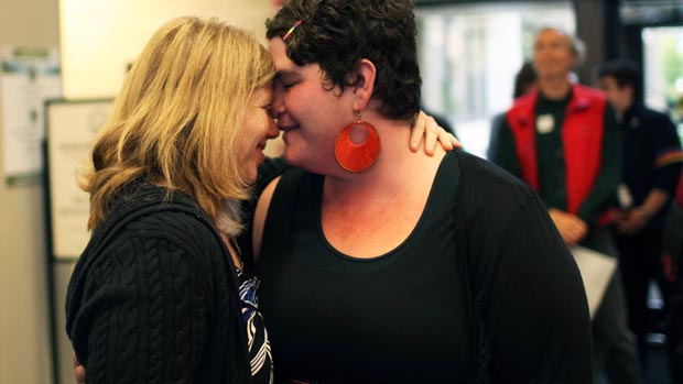 Lauren Branco e Amy Cantrell se abraçam após a aplicação de uma licença de casamento em Asheville, Carolina do Norte. A legislação do Estado estabelece que casais do mesmo sexo não se podem casar