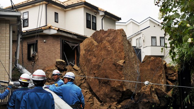 Uma casa e um poste foram atingidos por grandes pedras que se desprenderam de uma encosta após fortes chuvas em Kamakura, subúrbio de Tóquio em decorrência da passagem do tufão Wipha Uma casa e um poste foram atingidos por grandes pedras que se desprenderam de uma encosta após fortes chuvas em Kamakura, subúrbio de Tóquio em decorrência da passagem do tufão Wipha