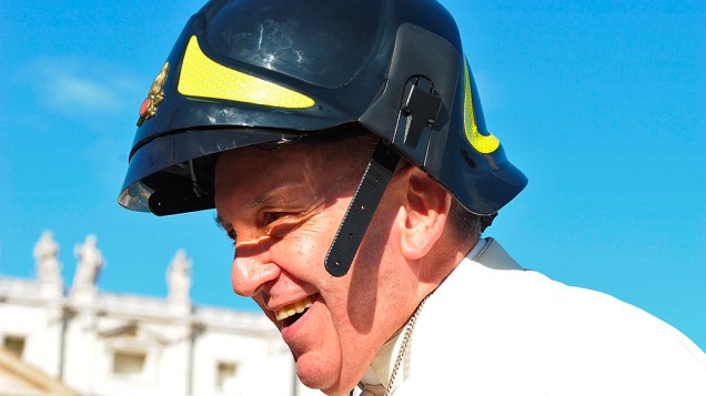 Papa Francisco coloca um capacete de bombeiro em sua chegada para a audiência geral na Praça de São Pedro, no Vaticano Papa Francisco coloca um capacete de bombeiro em sua chegada para a audiência geral na Praça de São Pedro, no Vaticano