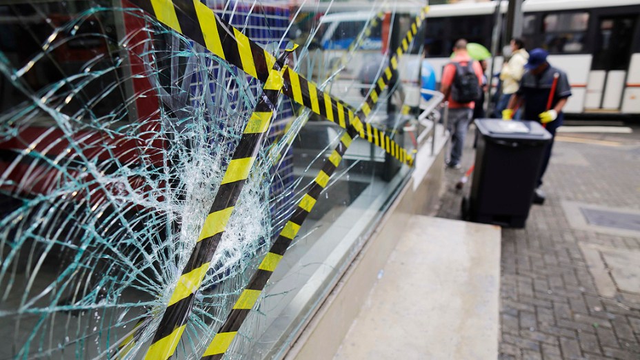 Estação Butantã do metrô amanhece depredada nesta quarta-feira (16) após ação dos Black Blocs em manifestação na noite de ontem