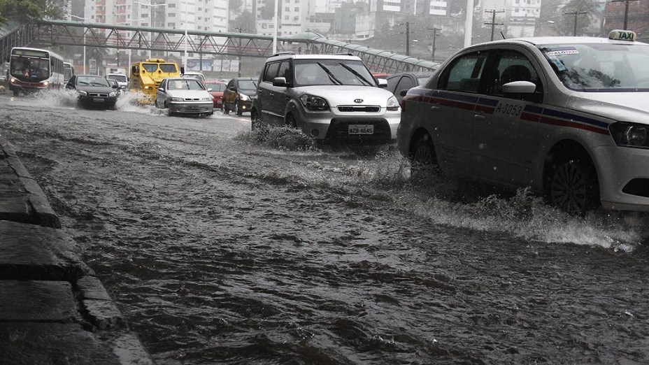 Uma forte chuva nesta manhã de quarta-feira (16), provocou um ponto de alagamento na Avenida ACM em Salvador