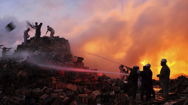 Bombeiros trabalham para controlar incêndio em um mercado de frutas em Karachi, no Paquistão Bombeiros trabalham para controlar incêndio em um mercado de frutas em Karachi, no Paquistão