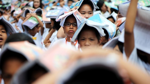 Estudantes participam de uma simulação de terremoto em Manila, nas Filipinas
