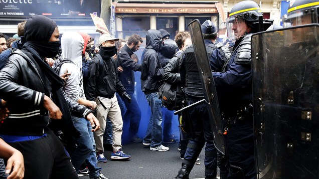 Estudantes entraram em confronto com a polícia enquanto bloqueavam o acesso às escolas em protesto contra a deportação de estudantes estrangeiros sem documentos, na França