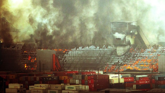 Incêndio atinge quatro armazéns com açúcar no porto de Santos, cerca de 60 km de São Paulo