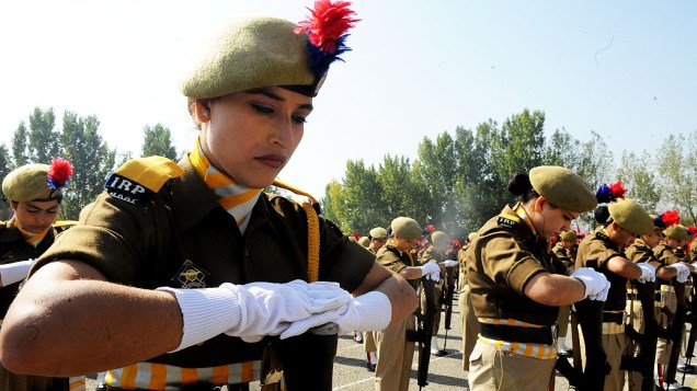 Polícia participa de uma cerimônia em homenagem aos colegas mortos em Zewan, nos arredores de Srinagar, no Dia da Polícia, na Índia