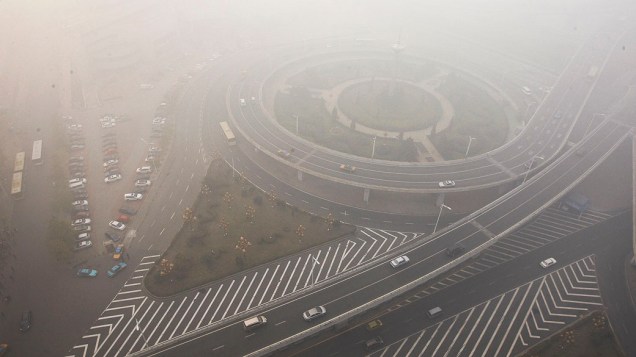 Forte poluição forçou o fechamento de escolas e estradas nesta segunda-feira (21), no centro de Harbin, na China