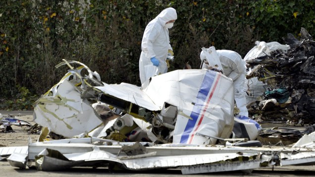 Peritos investigam os detroços de um avião que caiu no sábado na Bélgica, e matou 10 paraquedistas