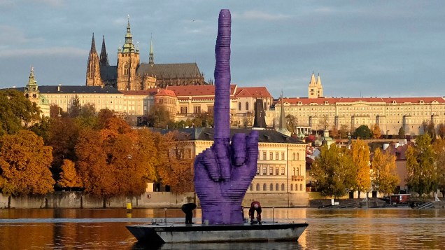 Obra do artista tcheco David Cerny em frente ao Castelo de Praga, na República Tcheca. Cerny disse que a peça foi uma reação à atual situação política do país diante das próximas eleições