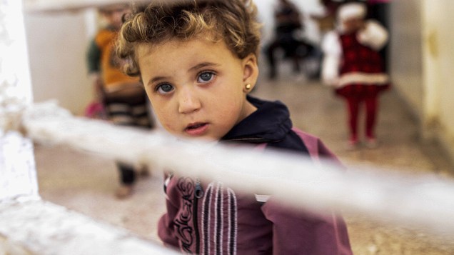 Criança pertecente a um grupo de refugiados da Síria que tentava cruzar a fronteira com o Iraque, na cidade de Semalka