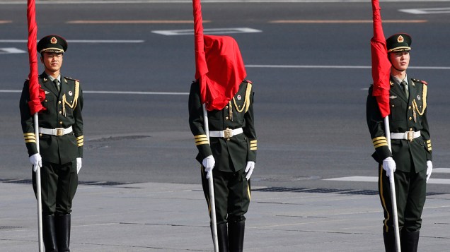 Bandeira cobre o rosto de guarda de honra chinês durante a cerimônia de boas vindas para o primeiro-ministro da Mongólia, Norovyn Altankhuyag, em Pequim