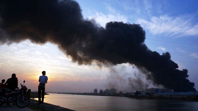 Fumaça de um incêndio em fábrica de eletrodomésticos em Zhongshan, província de Guangdong