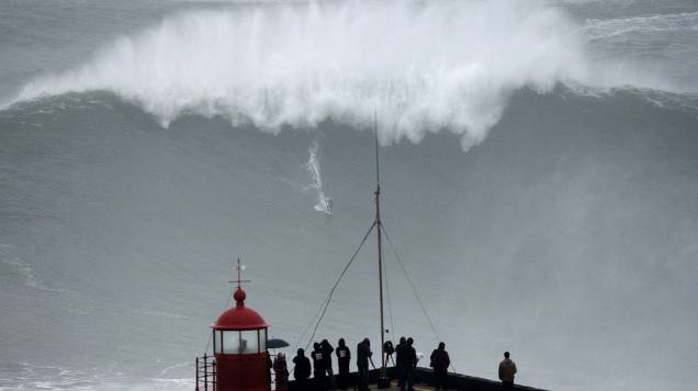 Surfista brasileiro Carlos Burle encara onda gigante em Nazaré, Portugal