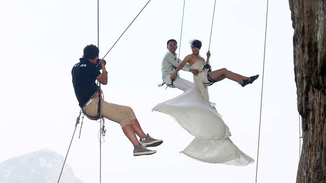 Fotógrafo registra casal de noivos pendurados em um penhasco em Liuzhou, Guangxi Zhuang, região autônoma da China