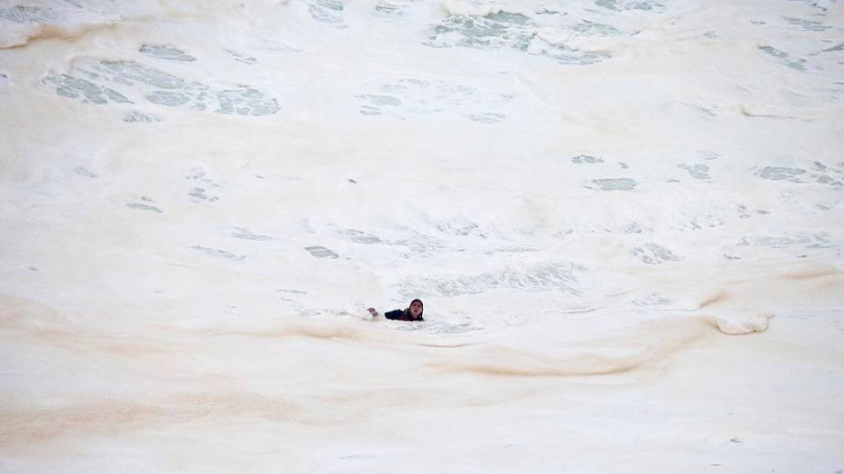 Maya Gabeira flutua após sofrer queda de onda gigante na Praia do Norte em Nazaré, Portugal