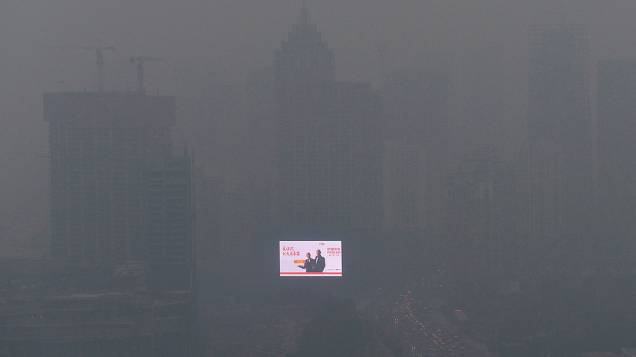 Telão visto em um edifício em meio à densa poluição em Shenyang, província de Liaoning, na China