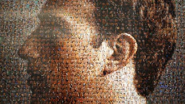 Retrato de Mark Zuckerberg, feito com fotos de cidadãos chineses, durante exposição "The Face of Facebook", do artista chinês Zhu Jia, em Cingapura
