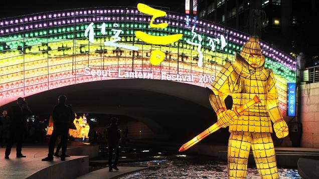 Visitantes caminham pelo Festival das Lanternas de Seul, no centro de Cheonggye. O festival é parte de uma campanha para atrair mais turistas estrangeiros, na Coréia do Sul