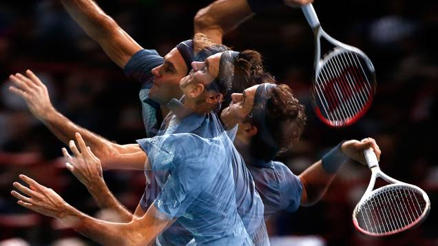 Imagem em múltipla exposição do tenista Roger Federer realizando um saque na partida contra o alemão Philipp Kohlschreiber no Masters 1000 de Paris