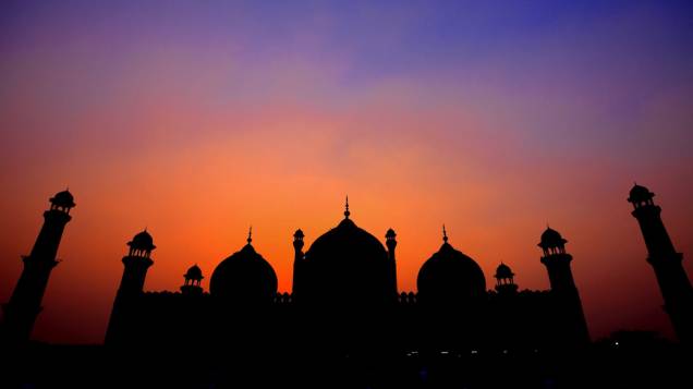 Vista da mesquita Badhahi Madjid, "Mesquita do Imperador", durante durante o pôr do sol em Lahore, no Paquistão