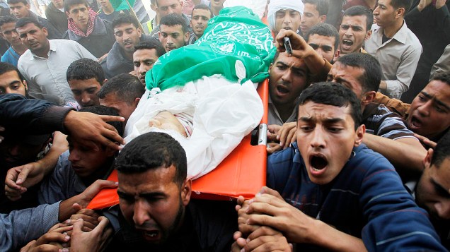Palestinos carregam corpo de um comandante da ala militar do Hamas morto durante um tiroteio com tropas israelenses, em Khan Yunis, no sul da Faixa de Gaza