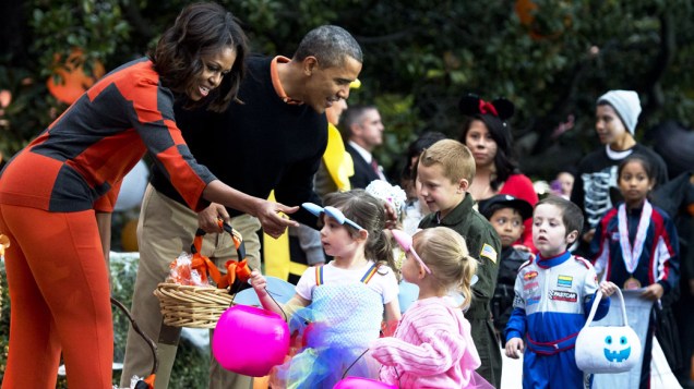 Barack Obama e a primeira-dama Michelle Obama participam de Halloween para crianças locais e de famílias de militares, no gramado da Casa Branca, em Washington
