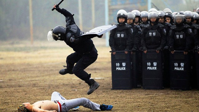 Policial ataca um desordeiro durante treinamento na base da corporação em Xian, na China