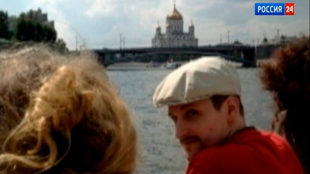 O ex-técnico da CIA Edward Snowden, flagrado por um canal de TV Russo, durante passeio em Moscou