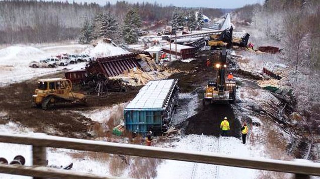 Trem transportando madeira serrada e dióxido de enxofre descarrilou perto de Peers, em Alberta, Canadá
