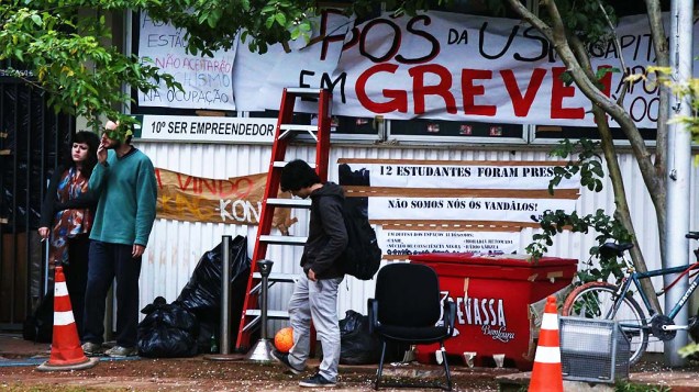 Manifestantes com bandeiras da Tailândia protestam em cima de um caminhão, no Monumento à Democracia no centro de Bangcoc. Em Bangcoc, milhares de pessoas tomaram as ruas após aprovação de projeto de lei que permitiria o retorno à Tailândia do ex-premiê Thaksin Shinawatra, exilado em 2006 por corrupção Manifestantes com bandeiras da Tailândia protestam em cima de um caminhão, no Monumento à Democracia no centro de Bangcoc. Em Bangcoc, milhares de pessoas tomaram as ruas após aprovação de projeto de lei que permitiria o retorno à Tailândia do ex-premiê Thaksin Shinawatra, exilado em 2006 por corrupção