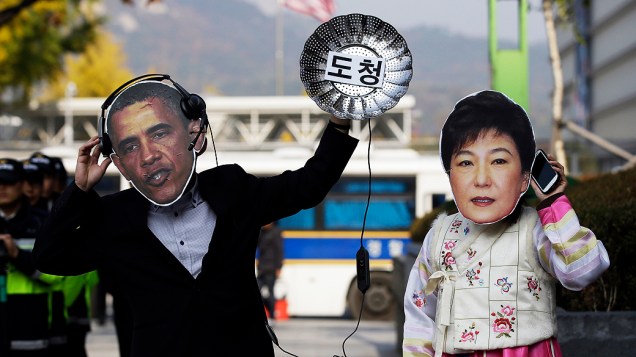 Manifestantes usando máscaras do presidente dos Estados Unidos, Barack Obama, e da presidente sul-coreana, Park Geun-hye, participam de um protesto acusando a Agência de Segurança Nacional dos Estados Unidos de espionagem, perto da embaixada americana em Seul, na Coreia do Sul Manifestantes usando máscaras do presidente dos Estados Unidos, Barack Obama, e da presidente sul-coreana, Park Geun-hye, participam de um protesto acusando a Agência de Segurança Nacional dos Estados Unidos de espionagem, perto da embaixada americana em Seul, na Coreia do Sul
