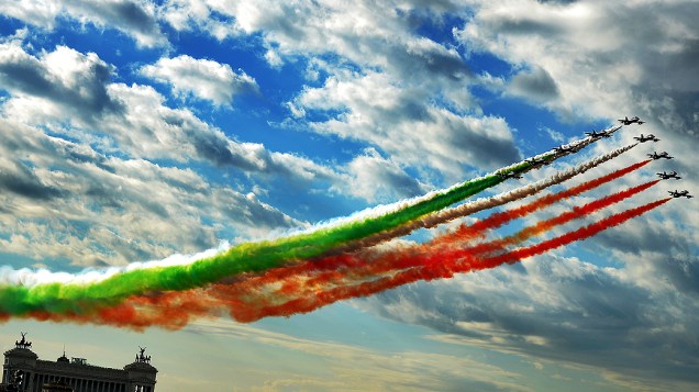Aviões da Força Aérea italiana realizam performance, em Roma