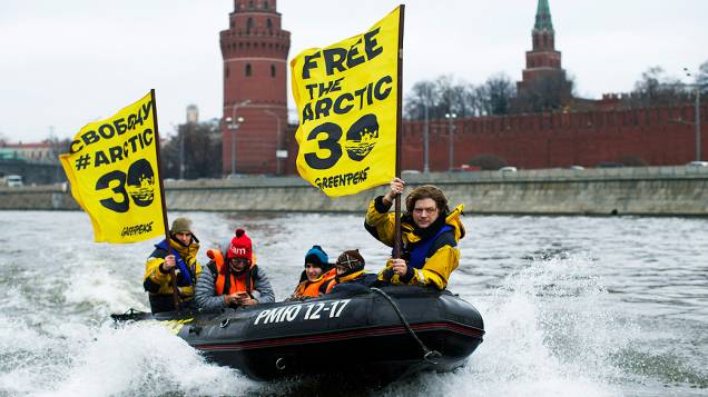 Ativistas do Greenpeace protestam nesta quarta-feira (6) no rio Moskva, perto do Kremlin (Rússia ), levando bandeiras pedindo a libertação dos 30 ativistas presos em uma ação contra a exploração de petróleo no Ártico