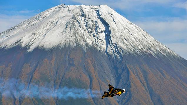 Imagem divulgada nesta quarta-feira(06), mostra Yves Rossy, conhecido como Jetman, voando diante do Monte Fuji, no Japão. O aviador suíço saltou de um helicóptero a 3.600m de altitude